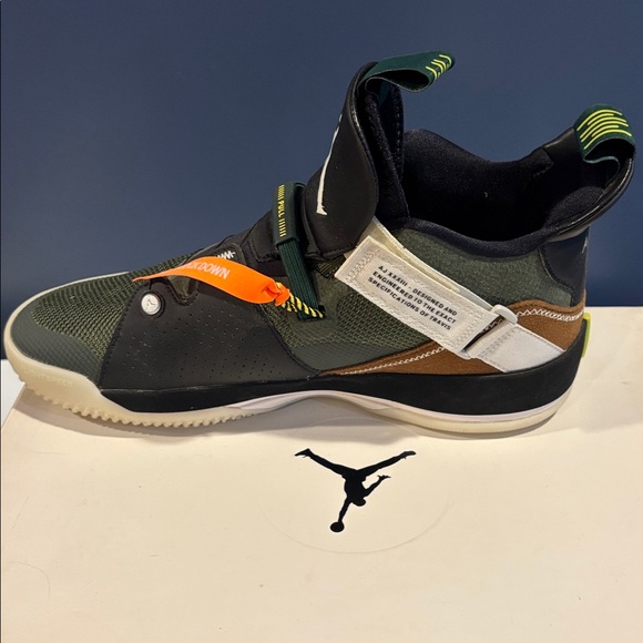 Nike Jordan XXXIII
Travis Scott - Picture 7 of 9